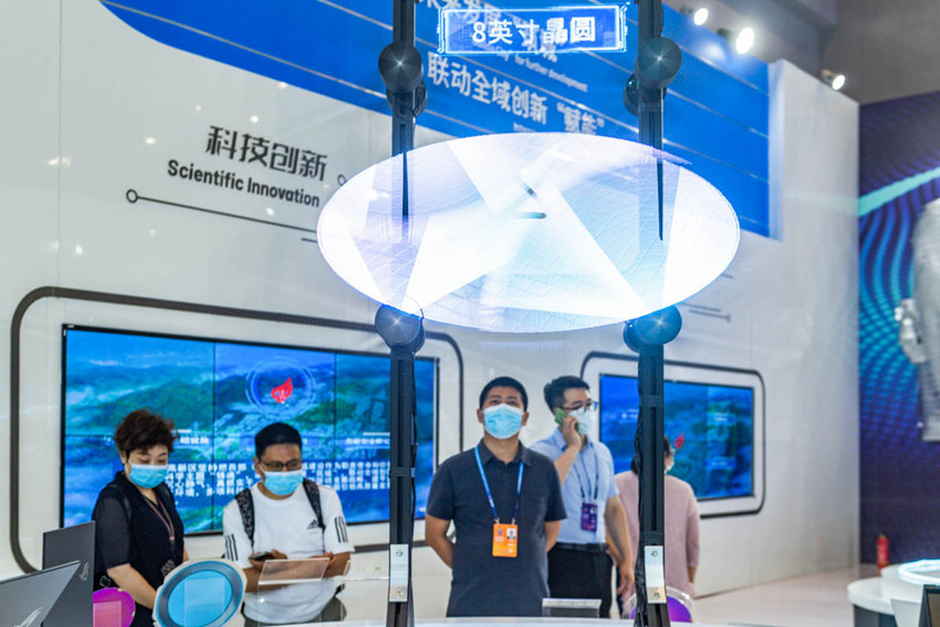 5月21日，重慶高新區(qū)展廳運用3D視頻矩陣MAPPING、3D立體雕塑等技術展示轄區(qū)重點企業(yè)的高新技術產品。鄒樂攝