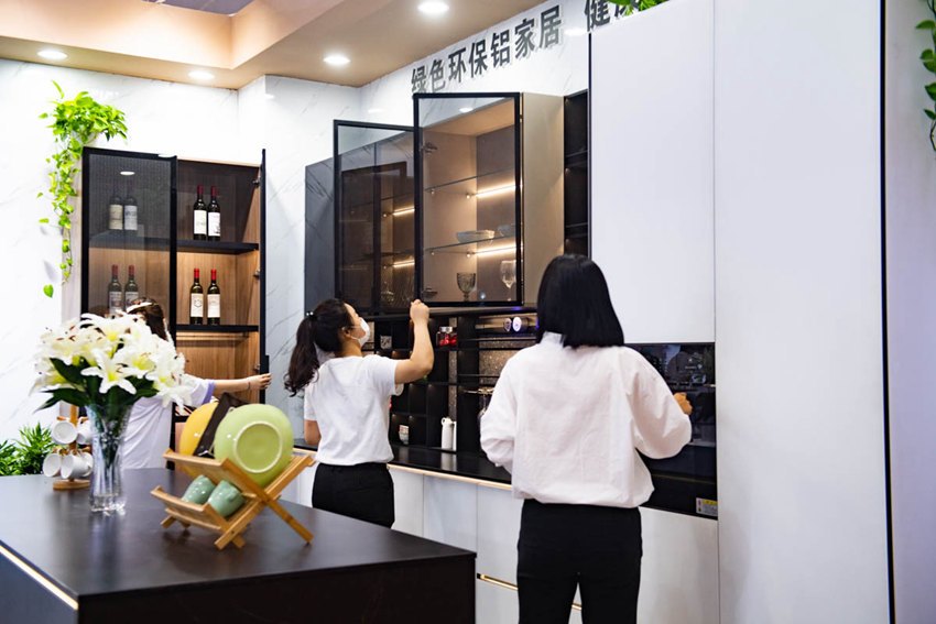 5月21日，重慶國際博覽中心西南鋁業(yè)展廳，市民在看全鋁家居。鄒樂攝