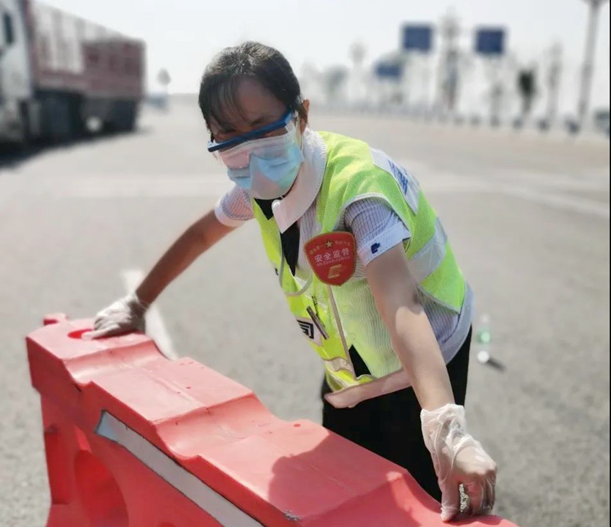 高速收費站員工將水馬擺放整齊。重慶高速集團供圖