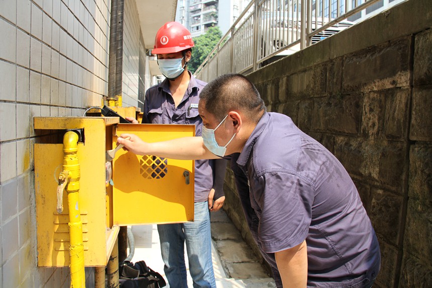 8月4日，重慶燃氣集團江津公司維修人員進行氣表巡檢維護。重慶燃氣集團供圖