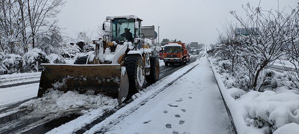 12月26日大雪封路，高速人對(duì)秀山段鏟冰除雪保暢通。重慶高速集團(tuán)供圖
