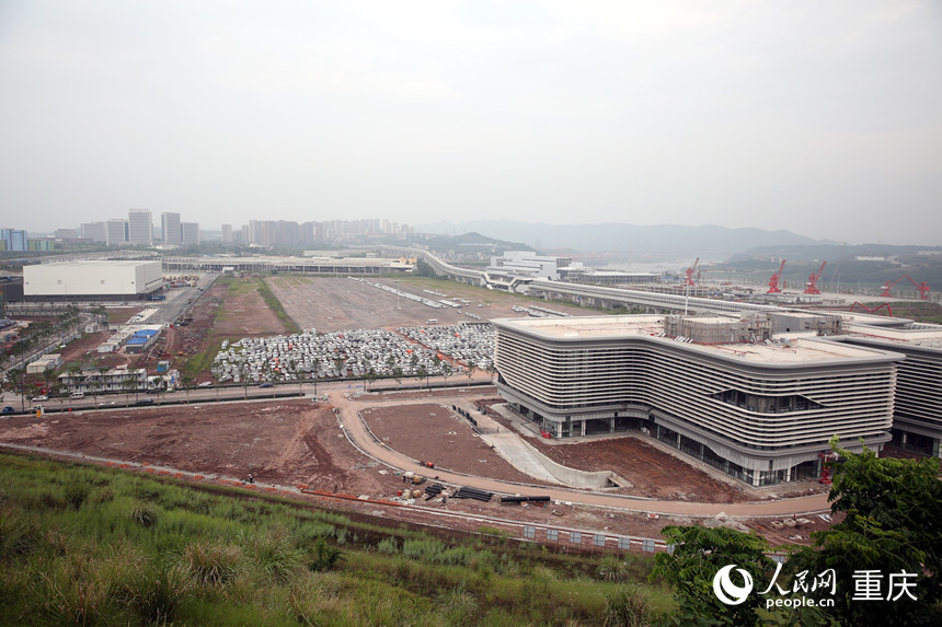 建設(shè)中的中新（重慶）多式聯(lián)運(yùn)示范基地。人民網(wǎng) 劉政寧攝