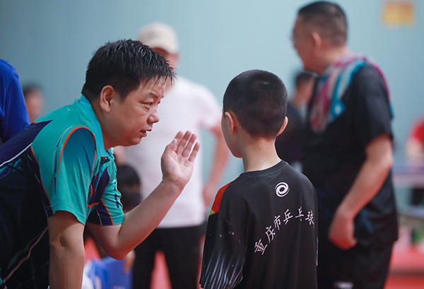 教練現(xiàn)場指導(dǎo) 曾英豪 攝