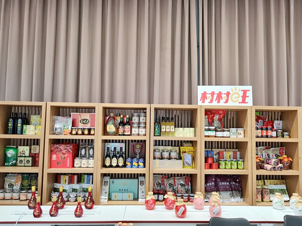 “村村旺”展示中心內(nèi)農(nóng)產(chǎn)品展區(qū)。