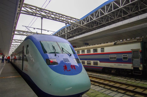 2007年，成渝兩地開行“先鋒號(hào)”列車。中國鐵路成都局集團(tuán)有限公司供圖 