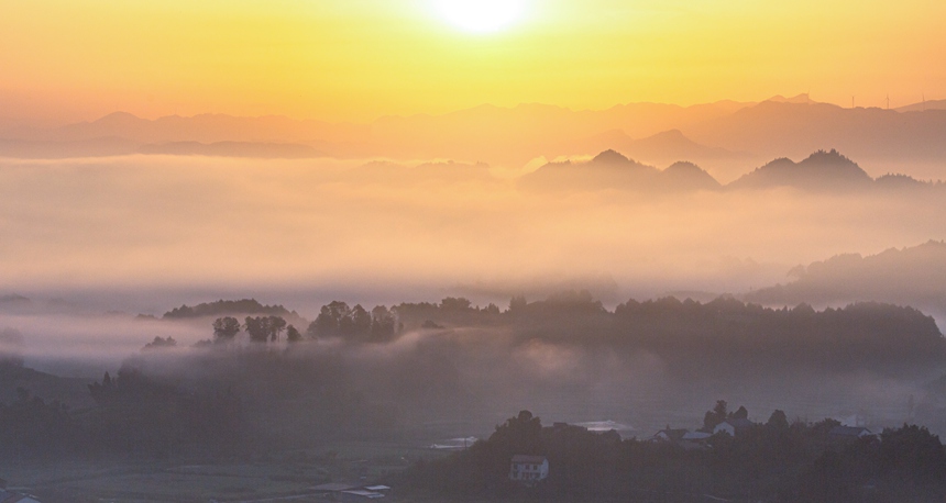 南川興隆鎮(zhèn)云霧相伴繪出山鄉(xiāng)水墨畫。瞿明斌攝