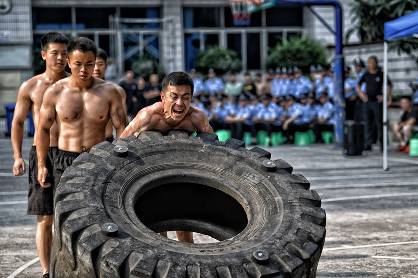 重慶特警綜合實戰(zhàn)演練現(xiàn)場。重慶市公安局供圖