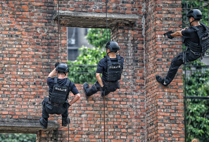 重慶特警綜合實(shí)戰(zhàn)演練現(xiàn)場。重慶市公安局供圖