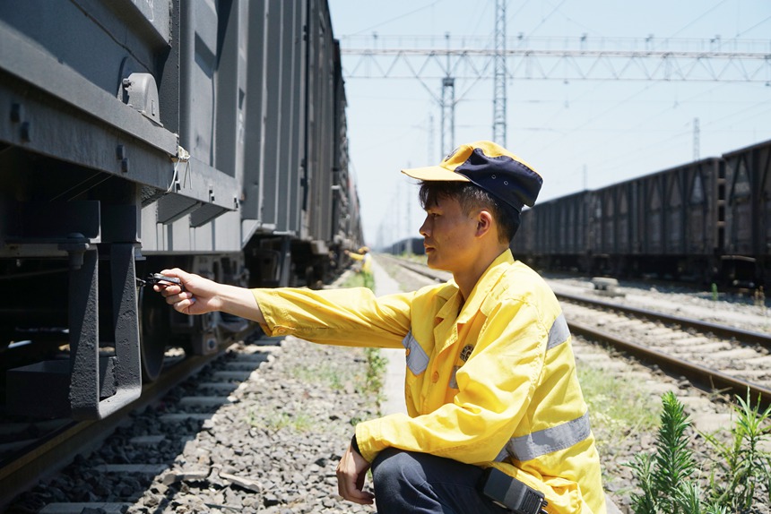 重慶西車(chē)輛段貨車(chē)檢車(chē)員正在標(biāo)準(zhǔn)化攝錄車(chē)輛制動(dòng)缸試風(fēng)狀態(tài)。江堯攝