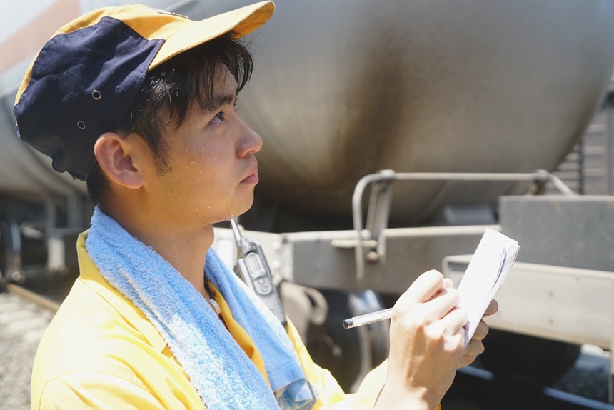 重慶西車輛段貨車檢車員正在記錄車輛信息。江堯攝