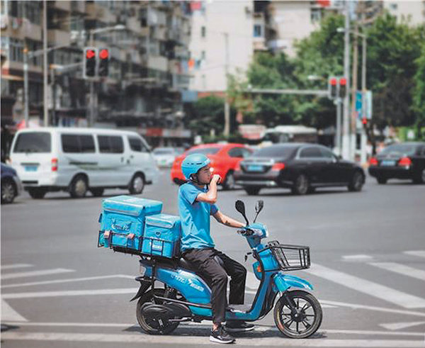 烈日下，外賣騎手奔走在街頭。