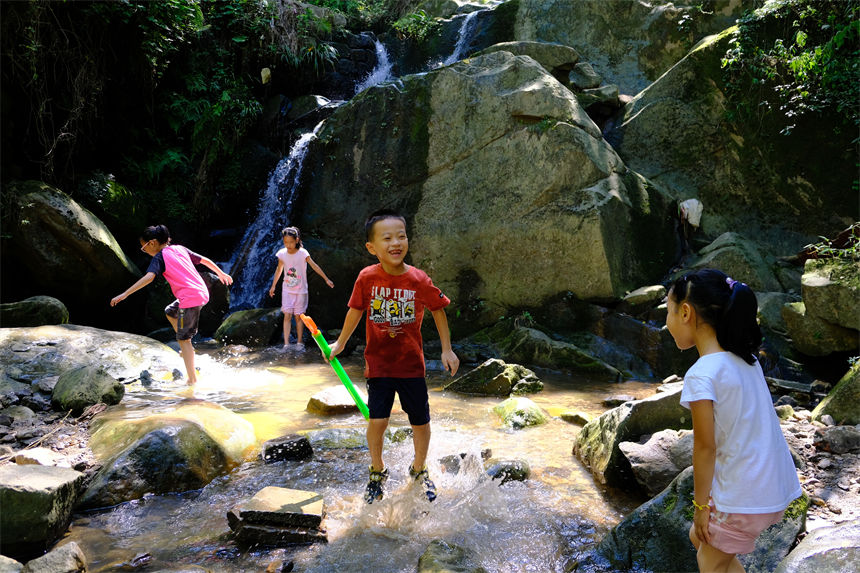 7月10日，孩子們在南山清水溪戲水玩耍，盡享清涼。郭旭攝