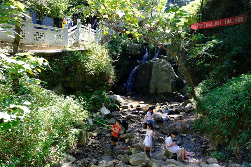 7月10日，孩子們在南山清水溪戲水玩耍，盡享清涼。郭旭攝