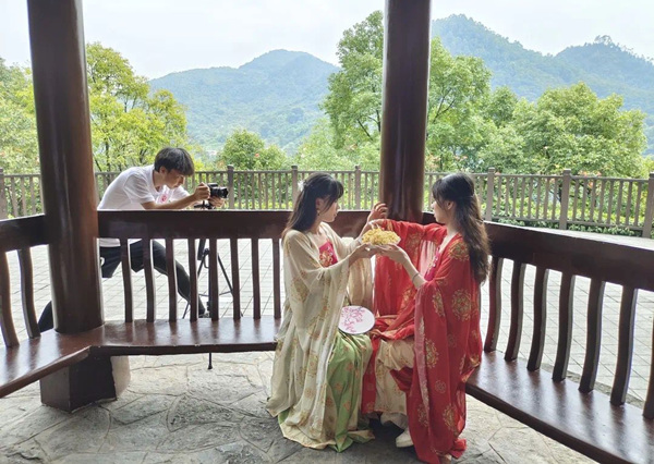 節(jié)氣視頻拍攝現(xiàn)場(chǎng)。陳陽(yáng)攝