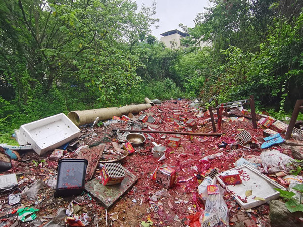 姜家鎮(zhèn)原鐵業(yè)社旁臟亂區(qū)域整治前。巴南區(qū)姜家鎮(zhèn)供圖