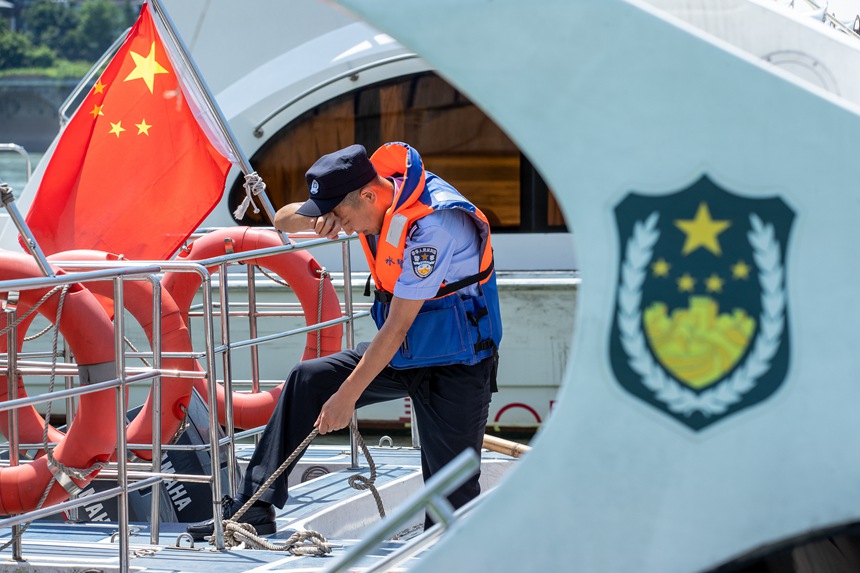 重慶市公安局水警總隊(duì)民警在烈日下對(duì)船舶設(shè)備進(jìn)行日常檢查及清洗。何超攝
