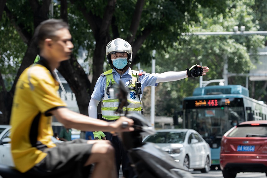 民警在烈日下指揮交通。何超攝