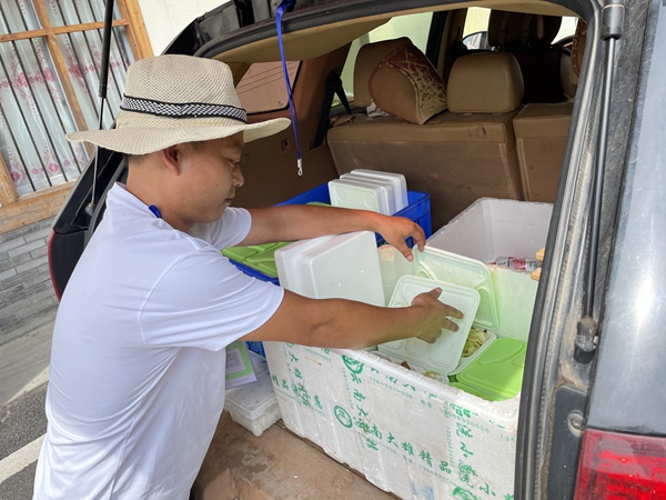 陳林在柑園村售賣盒飯。夏祥洲攝