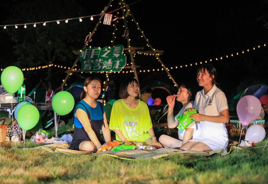 游客在露營基地愉快玩耍。熊偉攝