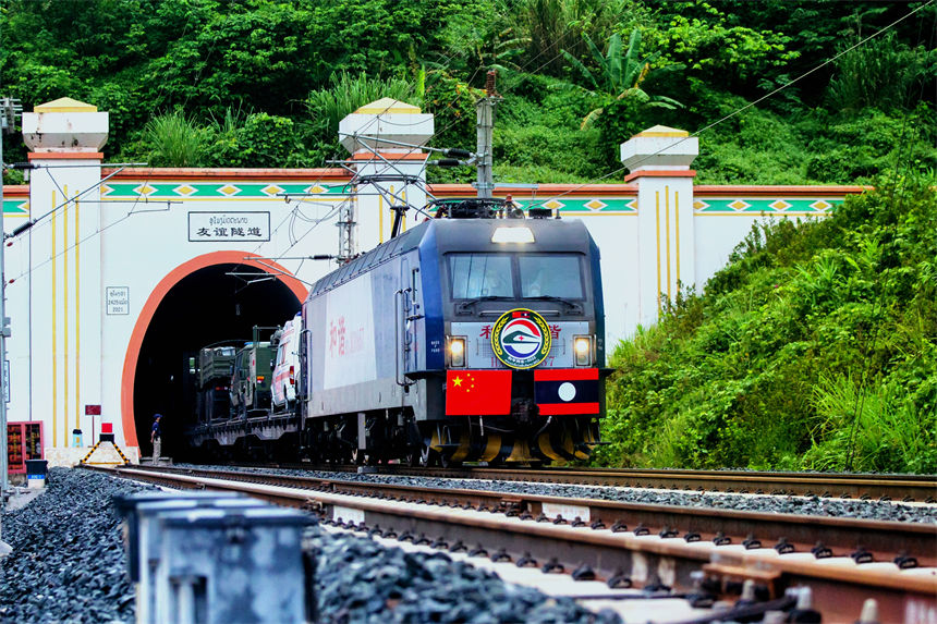 車頭懸掛中老兩國國旗的衛(wèi)生列車緩緩駛出“友誼隧道”，經(jīng)中老鐵路首次實現(xiàn)跨境投送。凱喬攝