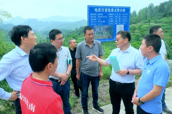 《部級專家現(xiàn)場支招》。6月8日,自然資源部中國地調(diào)局成都中心書記、專家胡時友一行在酉陽縣兩罾鄉(xiāng)龍?zhí)磷踊卢F(xiàn)場指導(dǎo)防災(zāi)減災(zāi)工作。吳雁攝