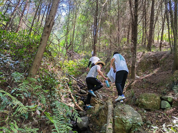 《查隱患布舉措》。6月17日，在奉節(jié)，駐守隊員采用追索法開展滑坡范圍調(diào)查。遲金學(xué)攝