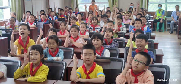 《地災(zāi)科普小講堂》。6月14日，重慶一三六地質(zhì)隊(duì)在重慶市巴南區(qū)東溫泉鎮(zhèn)中心學(xué)校舉辦了一場(chǎng)地質(zhì)災(zāi)害科普知識(shí)講堂。同學(xué)們踴躍參與互動(dòng)，熱情高漲，現(xiàn)場(chǎng)氛圍熱烈。吳煥勇攝