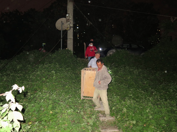 《地災(zāi)搶險》。2020年4月4日，江北區(qū)寸灘街道工作人員夜間對柑子園滑坡點(diǎn)進(jìn)行搶險，疏散周圍群眾脫離危險點(diǎn)，并幫助群眾搬離物品。陳貴英攝