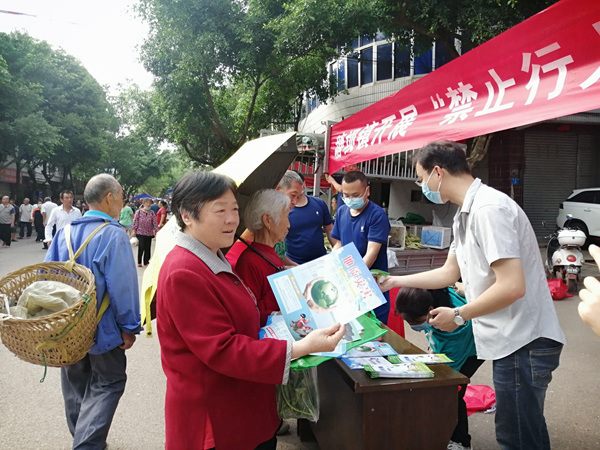 《地質(zhì)災(zāi)害宣傳》。5月12日，潼南區(qū)塘壩規(guī)劃和自然資源所利用趕場(chǎng)天在鎮(zhèn)上開展地質(zhì)災(zāi)害宣傳。周黎明攝