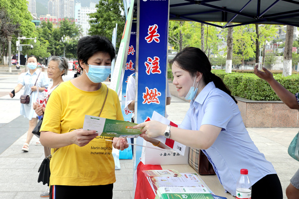 工作人員向市民宣講燃?xì)獍踩褂贸ＷR(shí)。巫溪縣融媒體中心供圖
