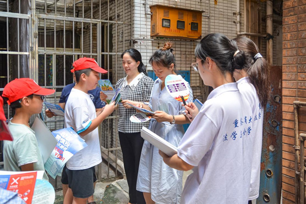 小小普法志愿者向社區(qū)居民宣讀法律知識(shí)。何祖潤(rùn)攝