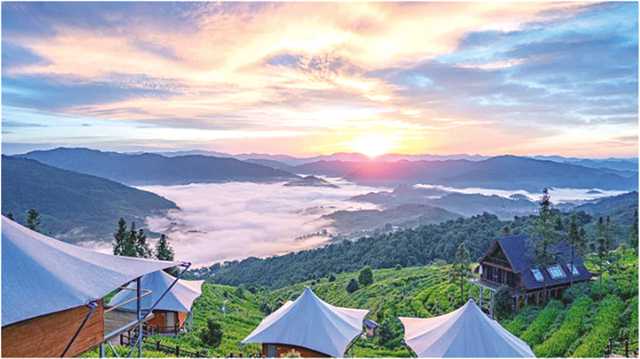 明月山間露營地，曉看晨輝云涌