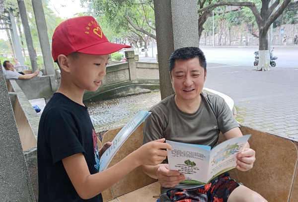 小宣傳員在給居民宣傳垃圾分類知識(shí)。雙碑街道供圖