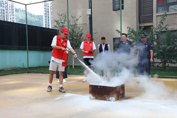 大學(xué)生參與學(xué)習(xí)如何正確使用滅火器。石柱縣消防救援大隊(duì)供圖