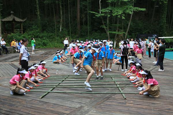 進(jìn)行集體游戲?；顒又鬓k方供圖