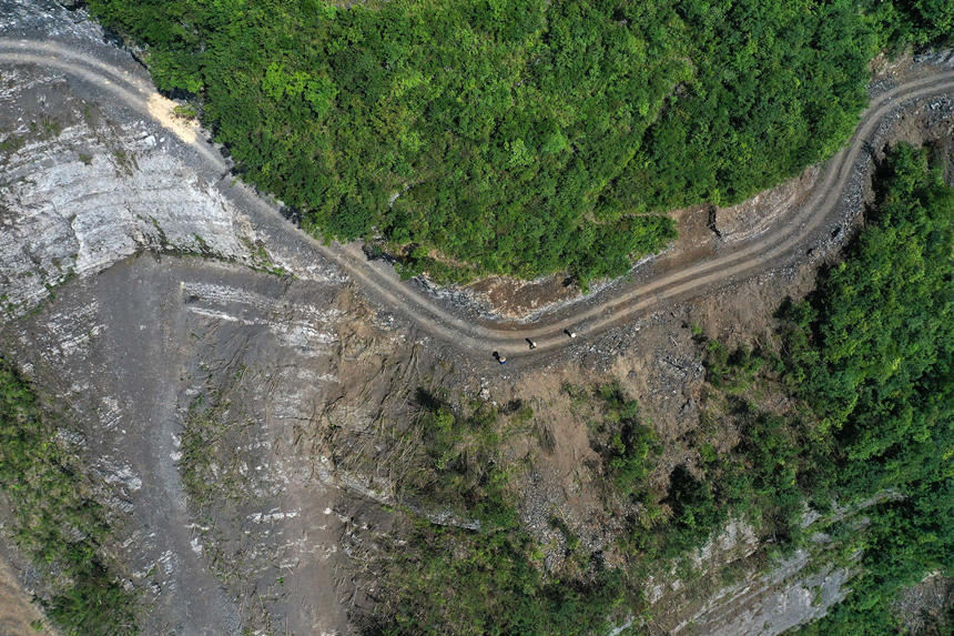 柒坨村“懸崖上的種糧路”。楊敏攝