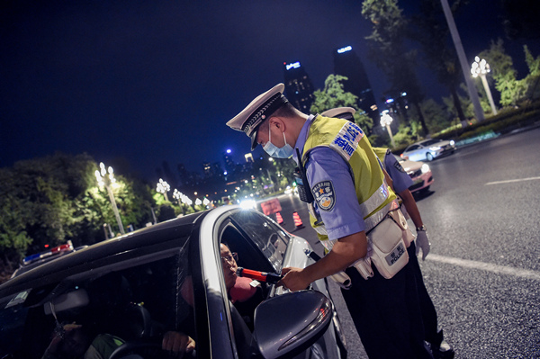 民警在街頭嚴查各類交通違法行為。南岸警方供圖