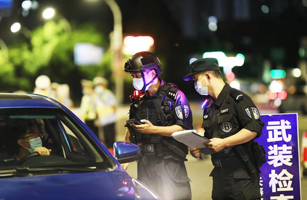 警方開展夏夜治安巡查宣防集中統(tǒng)一行動。重慶市公安局供圖
