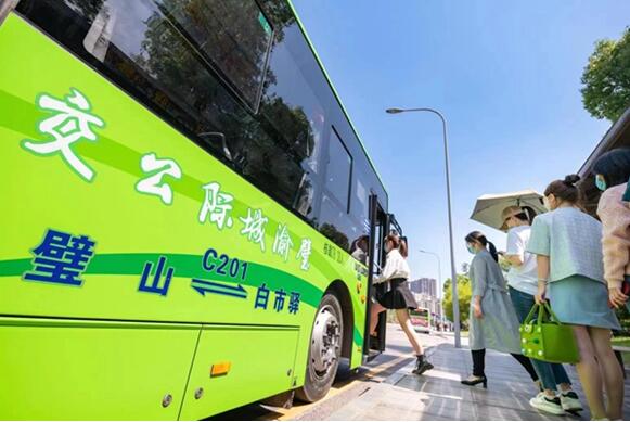 璧山至白市驛C201璧渝城際公交開行一周年。重慶交運集團供圖