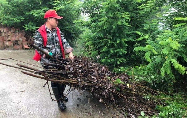 61歲的朱建軍帶頭整治人居環(huán)境。界石鎮(zhèn)供圖