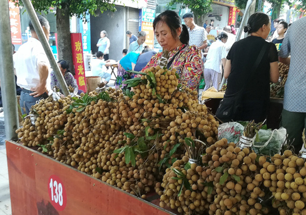 興義鎮(zhèn)龍眼售賣(mài)。豐都縣委宣傳部供圖