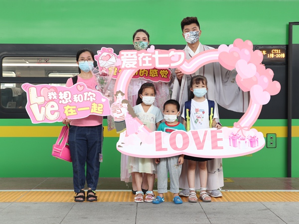 2022年8月4日，在重慶北站的C731次列車?？空九_(tái)上，“牛郎織女”與旅客合影留念