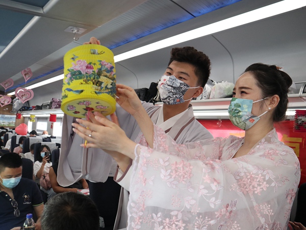 8月4日，在重慶北開往秀山的C731次列車上，“牛郎織女”布置活動(dòng)車廂。李文航攝