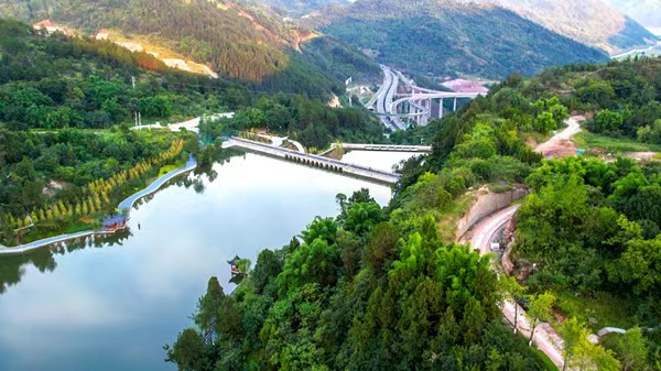 風(fēng)景秀麗的景云湖。段斯斯攝