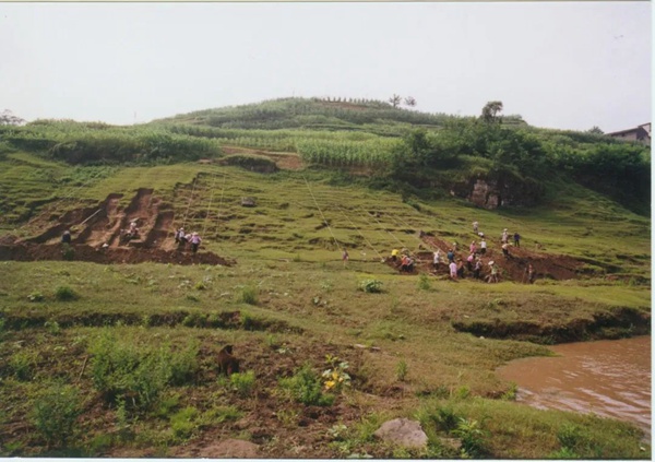 2002年，忠縣烏楊闕烏楊闕（發(fā)掘區(qū)）。受訪者供圖