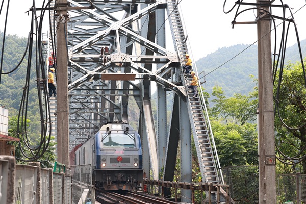 列車通過(guò)襄渝鐵路北碚嘉陵江鋼梁大橋。晏濤攝