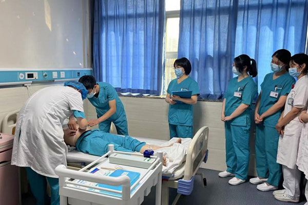 選手對患者進行查體。江津區(qū)婦幼保健院供圖