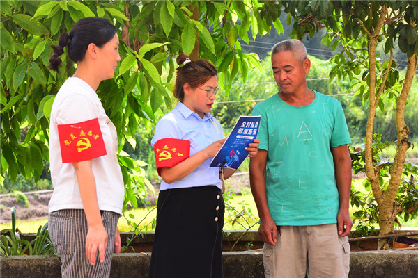 黨員入戶為群眾講解反詐知識。潼南區(qū)委宣傳部供圖