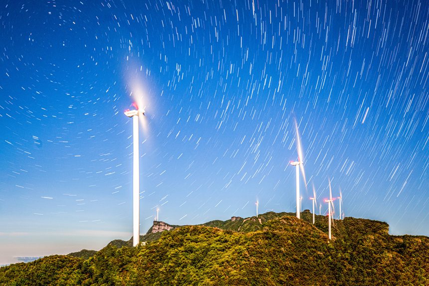 星空下的風(fēng)力發(fā)電車。瞿明斌攝