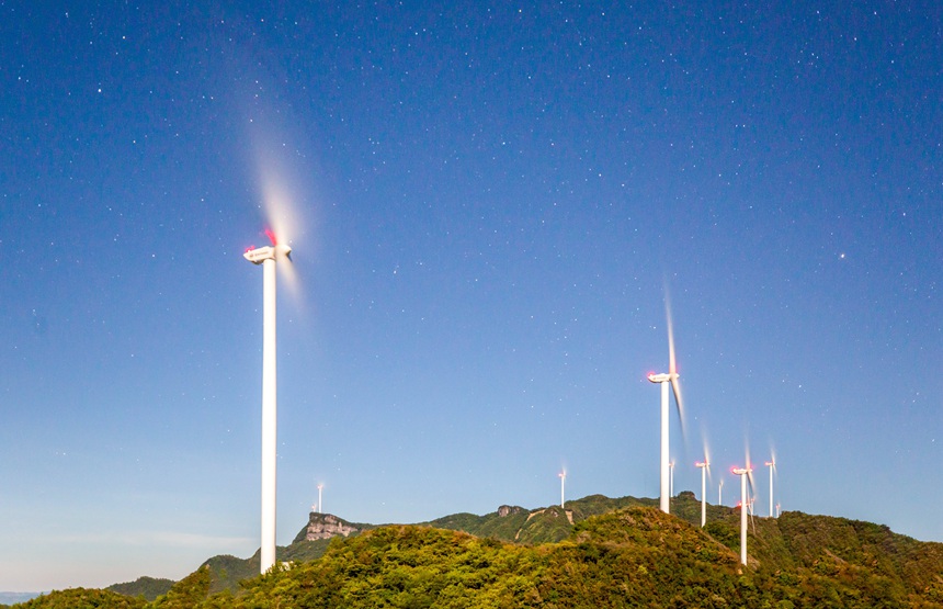 星空下的風(fēng)力發(fā)電車。瞿明斌攝